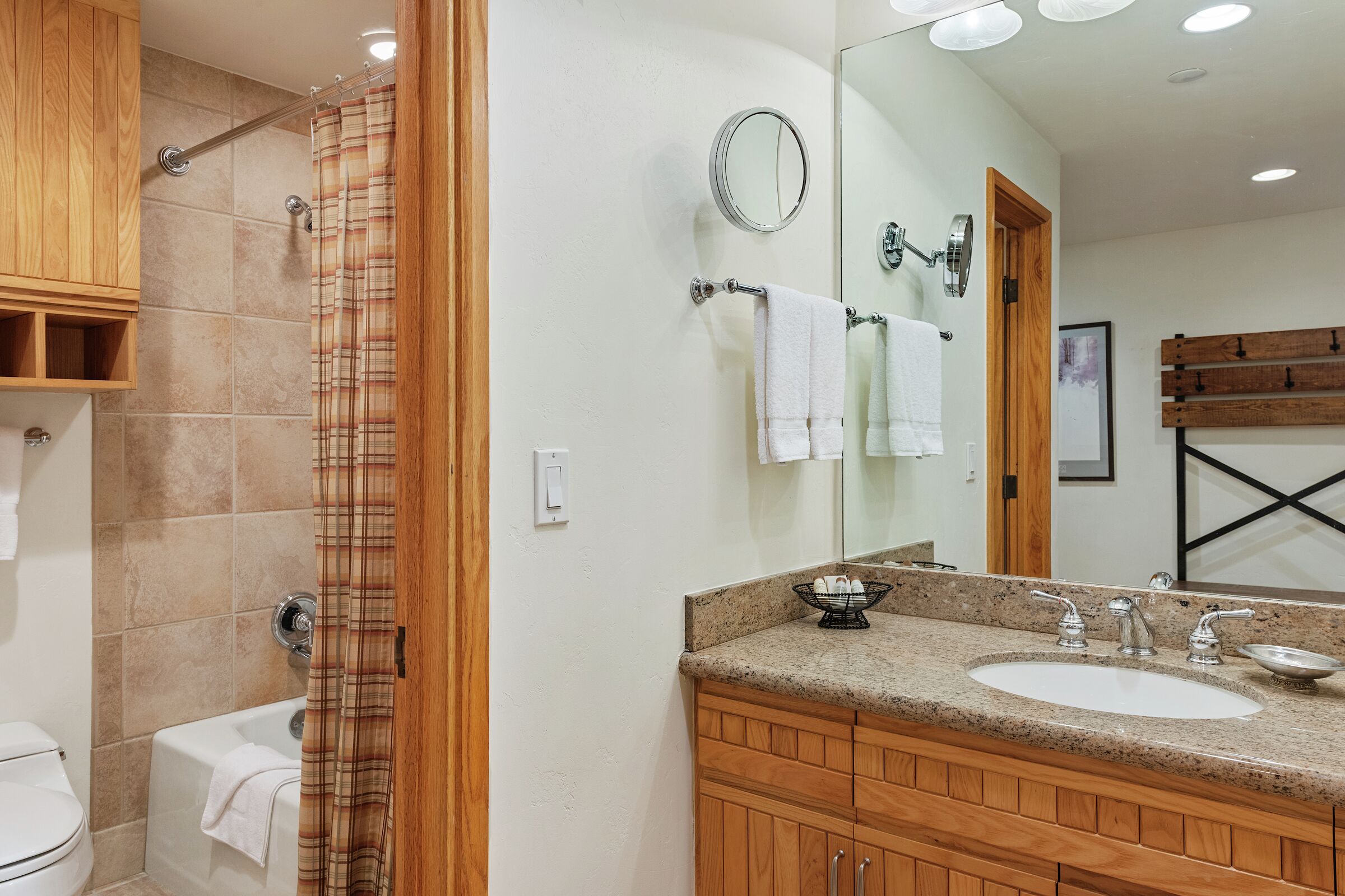 #E015 - Two Queen Lodge Room Bathroom