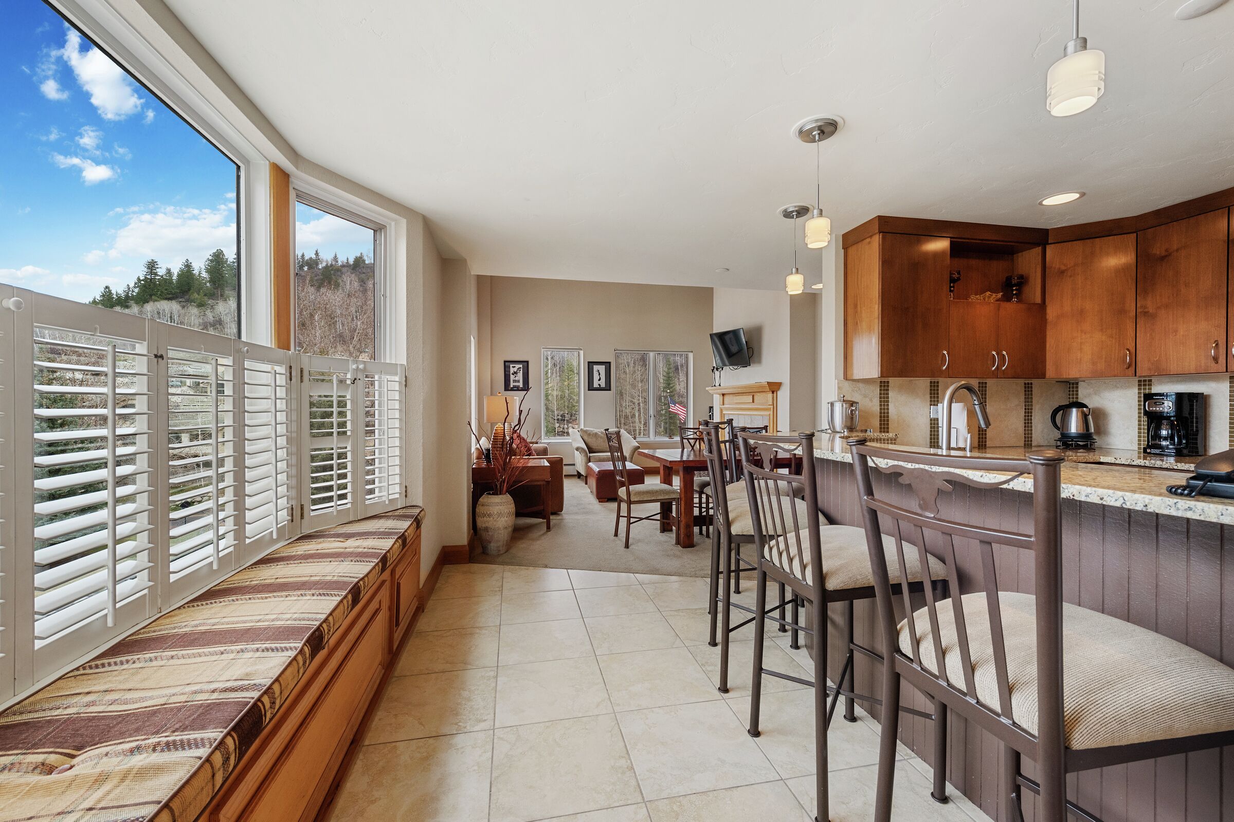 #L332 - Kitchen Bar