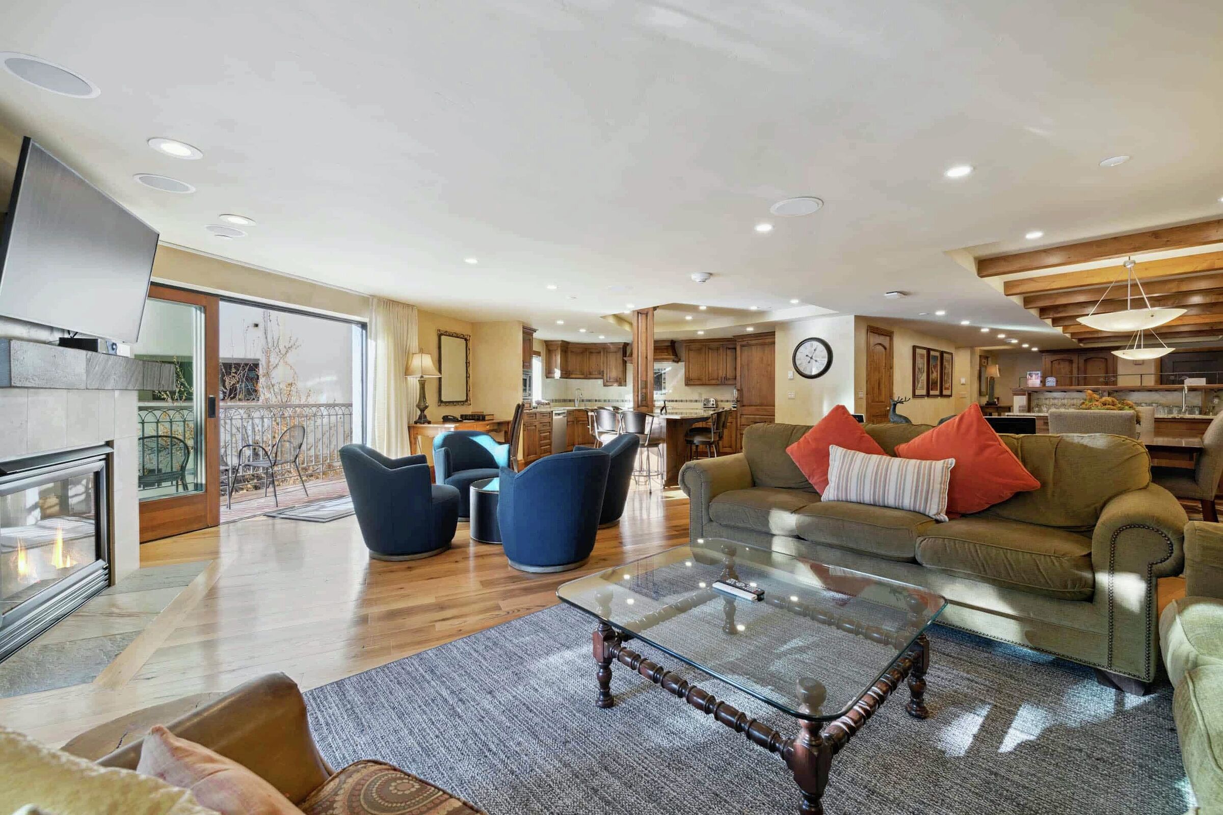 #L032 - Living Area
