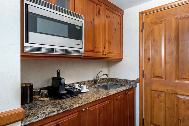 Mount Lincoln Suite Wet Bar