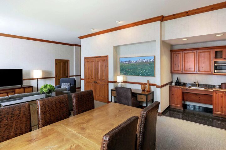 Mount Powell Suite Dining Area & Wet Bar