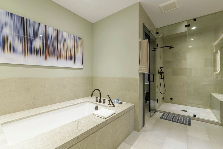 #B202 - Master Ensuite Bathroom