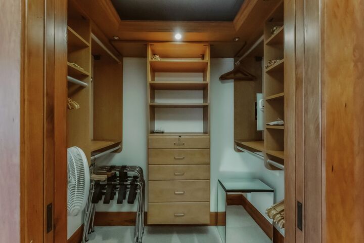 #B304 - Master Walk-in Closet