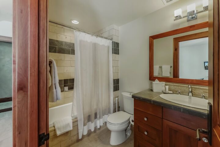 #B304 - Ensuite Bathroom