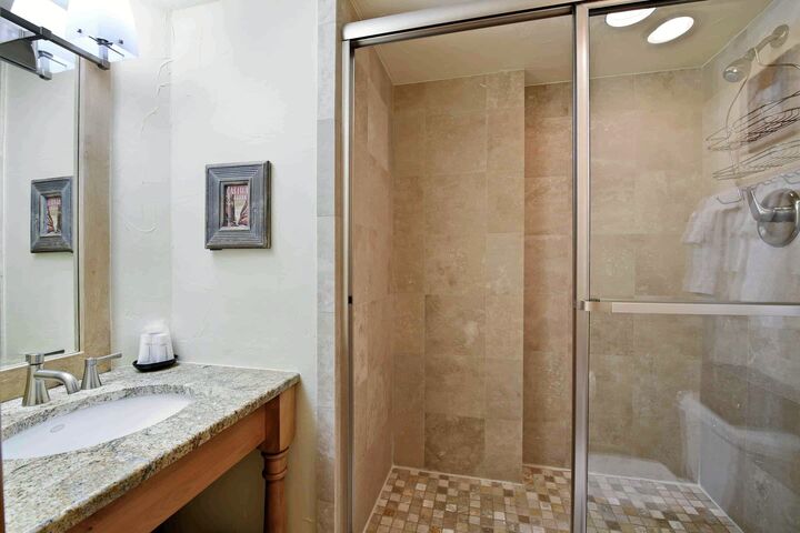 Lower #406A - Bathroom
