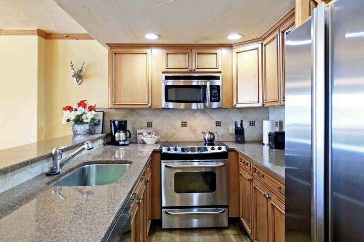 Lower #406A - Kitchen