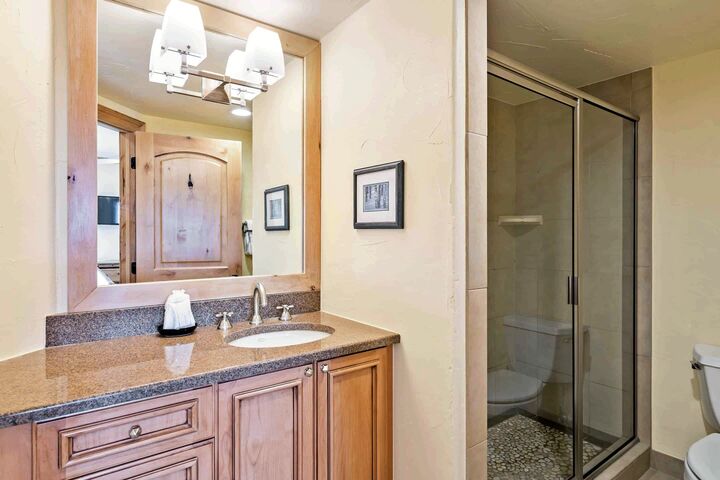 Lower #406A - Master Ensuite Bathroom