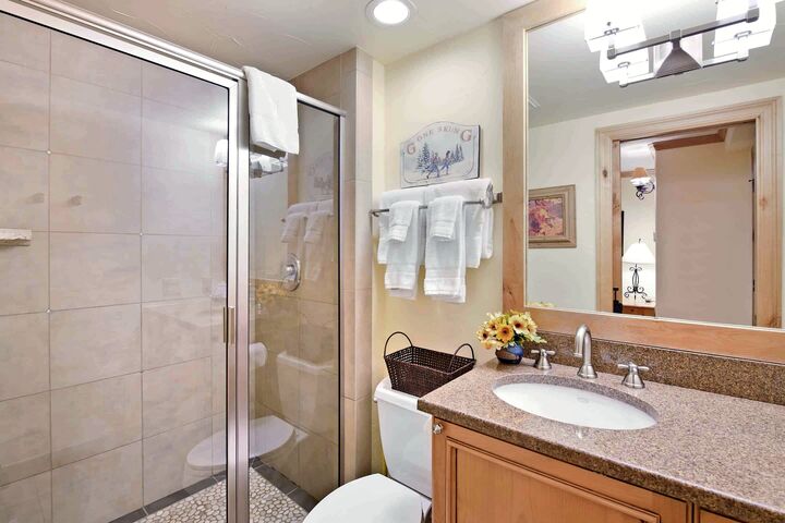 Lower #406A - Ensuite Bathroom