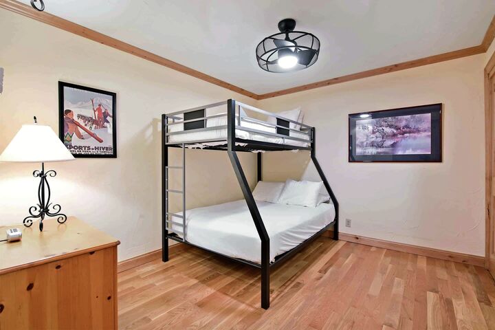 Lower #406A - Bedroom