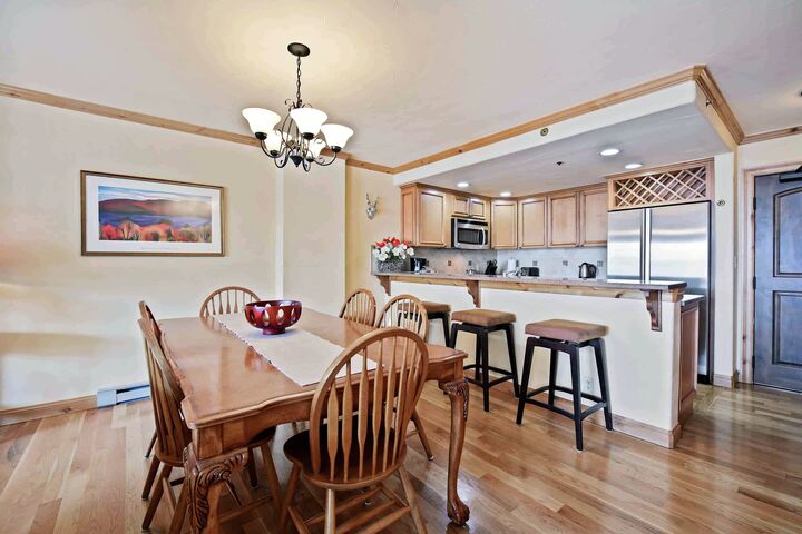 Lower #406A - Dining Area