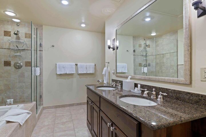 #405 - Ensuite Bathroom