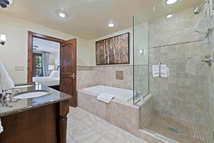#405 - Master Ensuite Bathroom