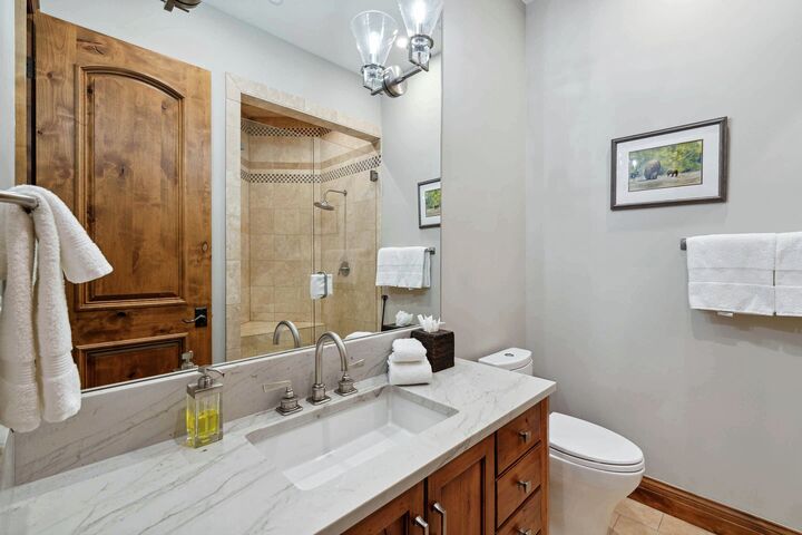 5 Bdrm 7 Bath HT - Ensuite Bathroom
