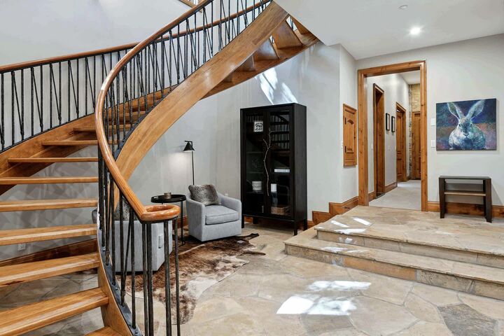 5 Bdrm 7 Bath HT - Sitting Area
