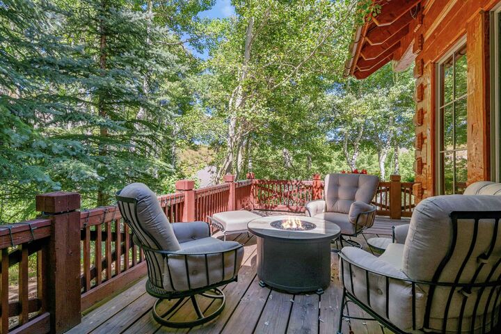 5 Bdrm 7 Bath HT - Balcony with Fire Table