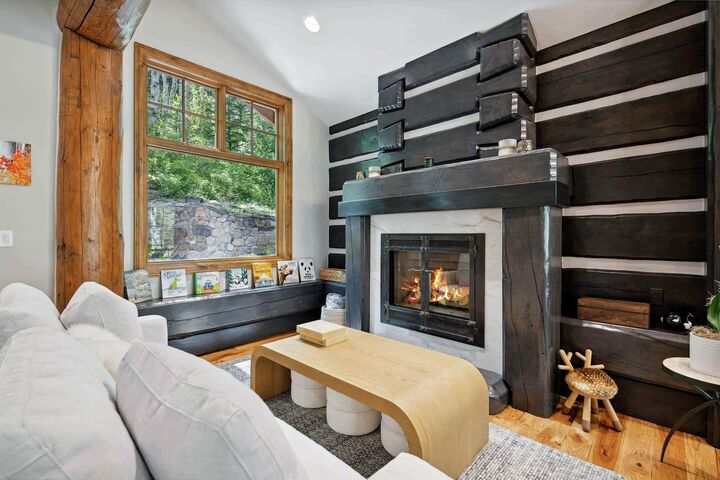 5 Bdrm 7 Bath HT - Kitchen Sitting Area