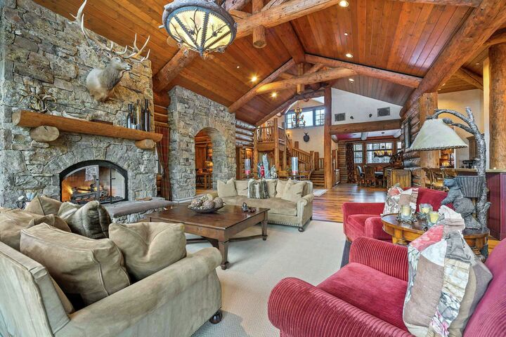 7 Bdrm HT - Living Area