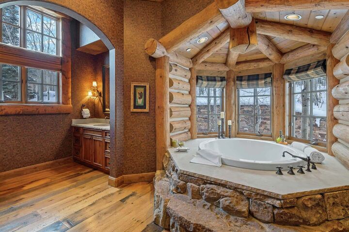7 Bdrm HT - Master Ensuite Bathroom