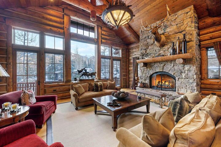 7 Bdrm HT - Living Area