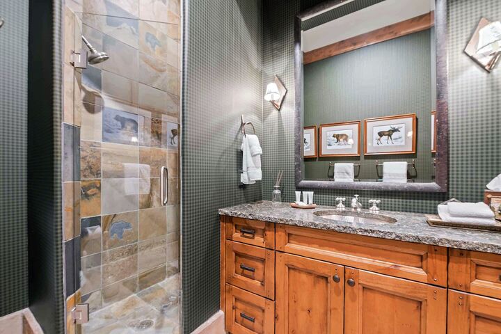 7 Bdrm HT - Ensuite Bathroom