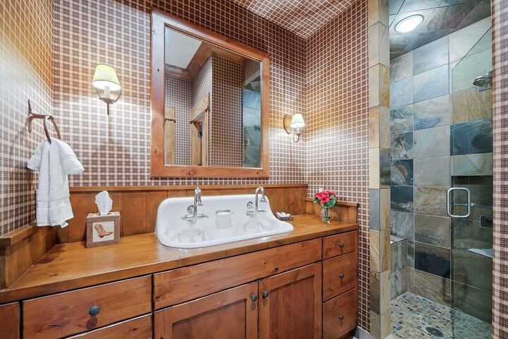 7 Bdrm HT - Ensuite Bathroom