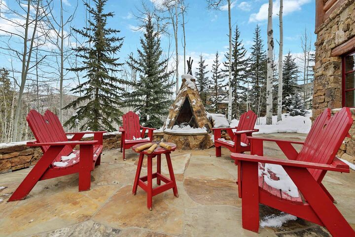 7 Bdrm HT - Patio with Fire Pit