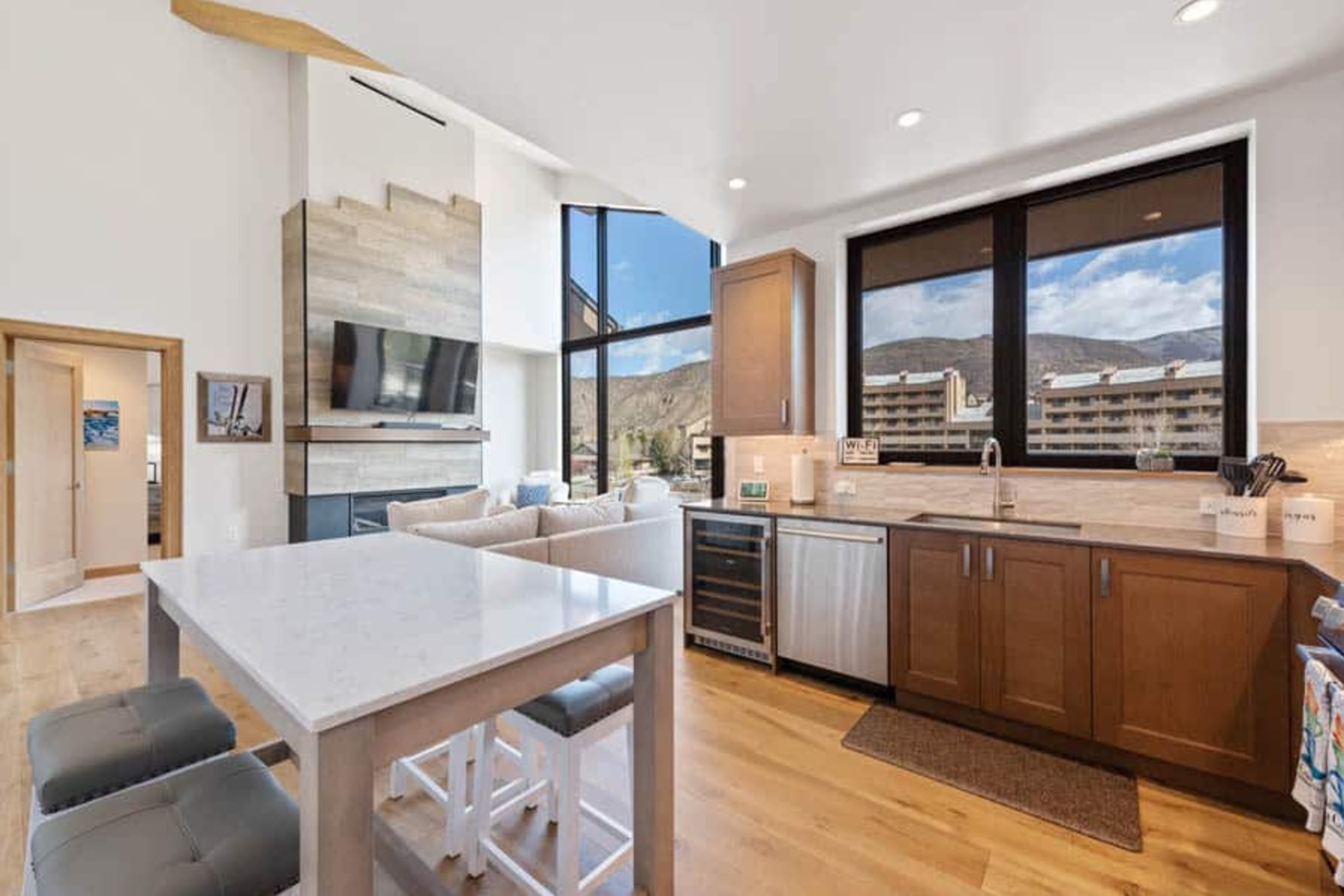Dining Area & Kitchen