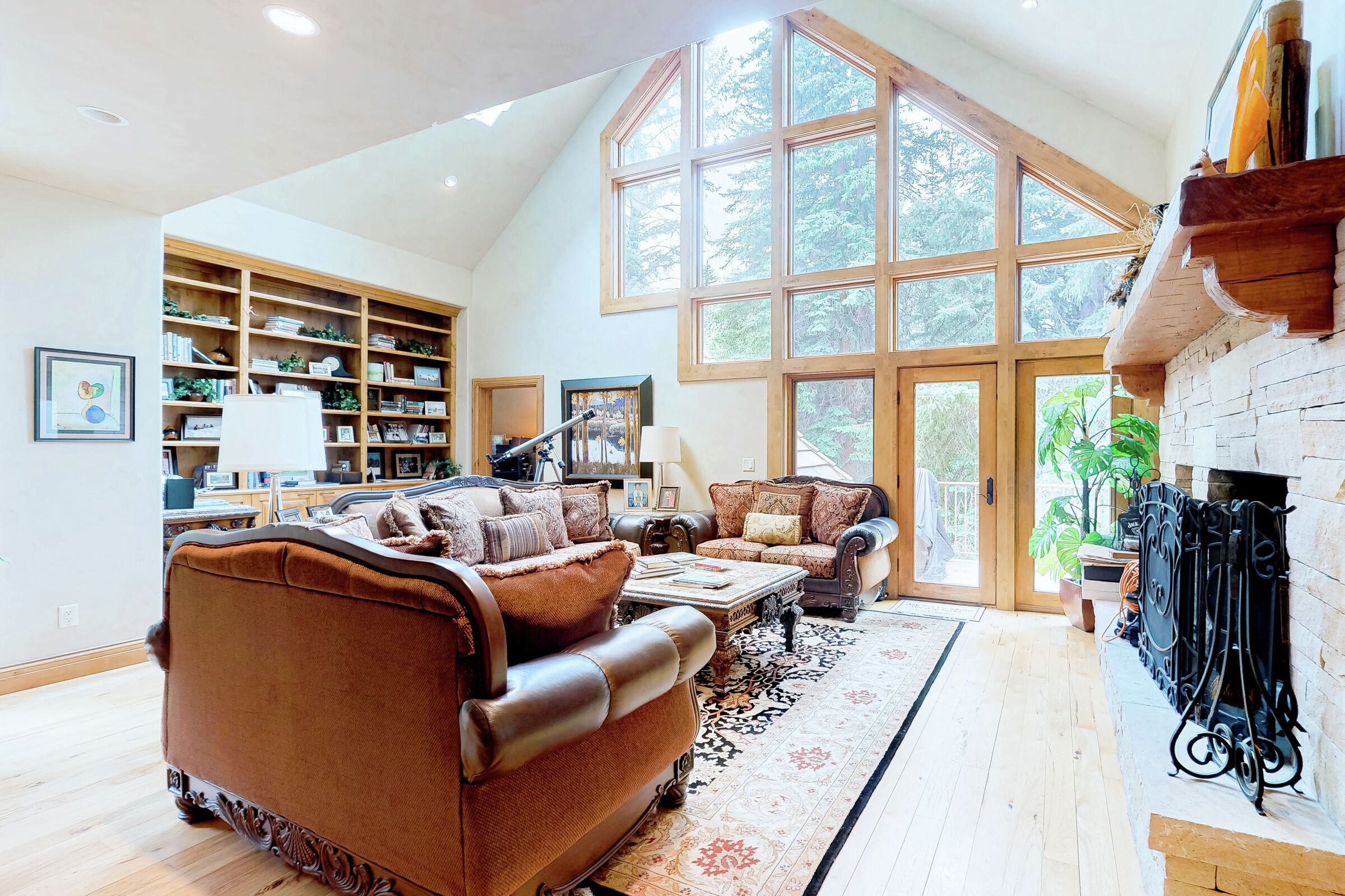 6 Bdrm 7.5 Bath HT - Living Room
