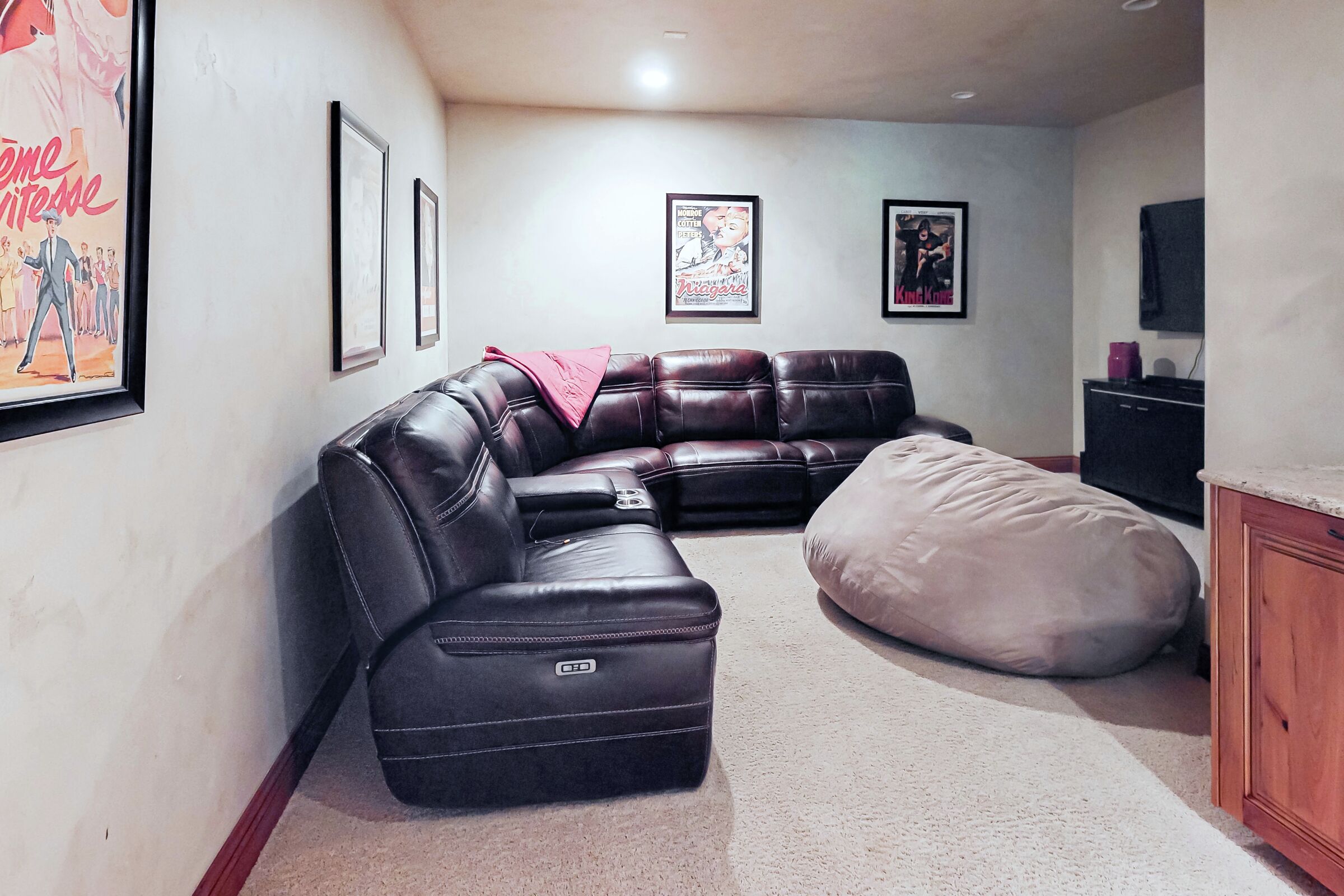 6 Bdrm 7.5 Bath HT - Den