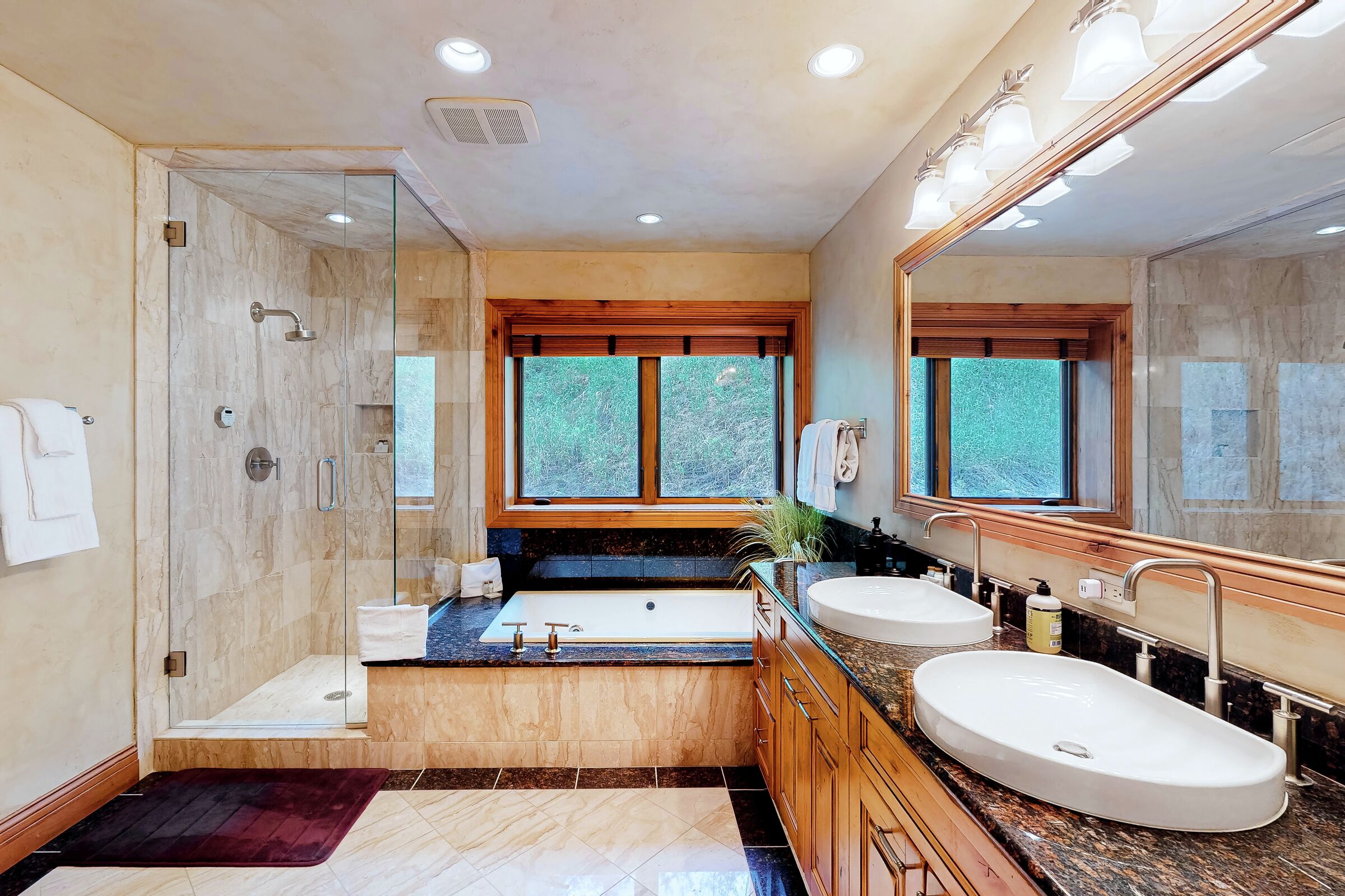 6 Bdrm 7.5 Bath HT - Ensuite Bathroom