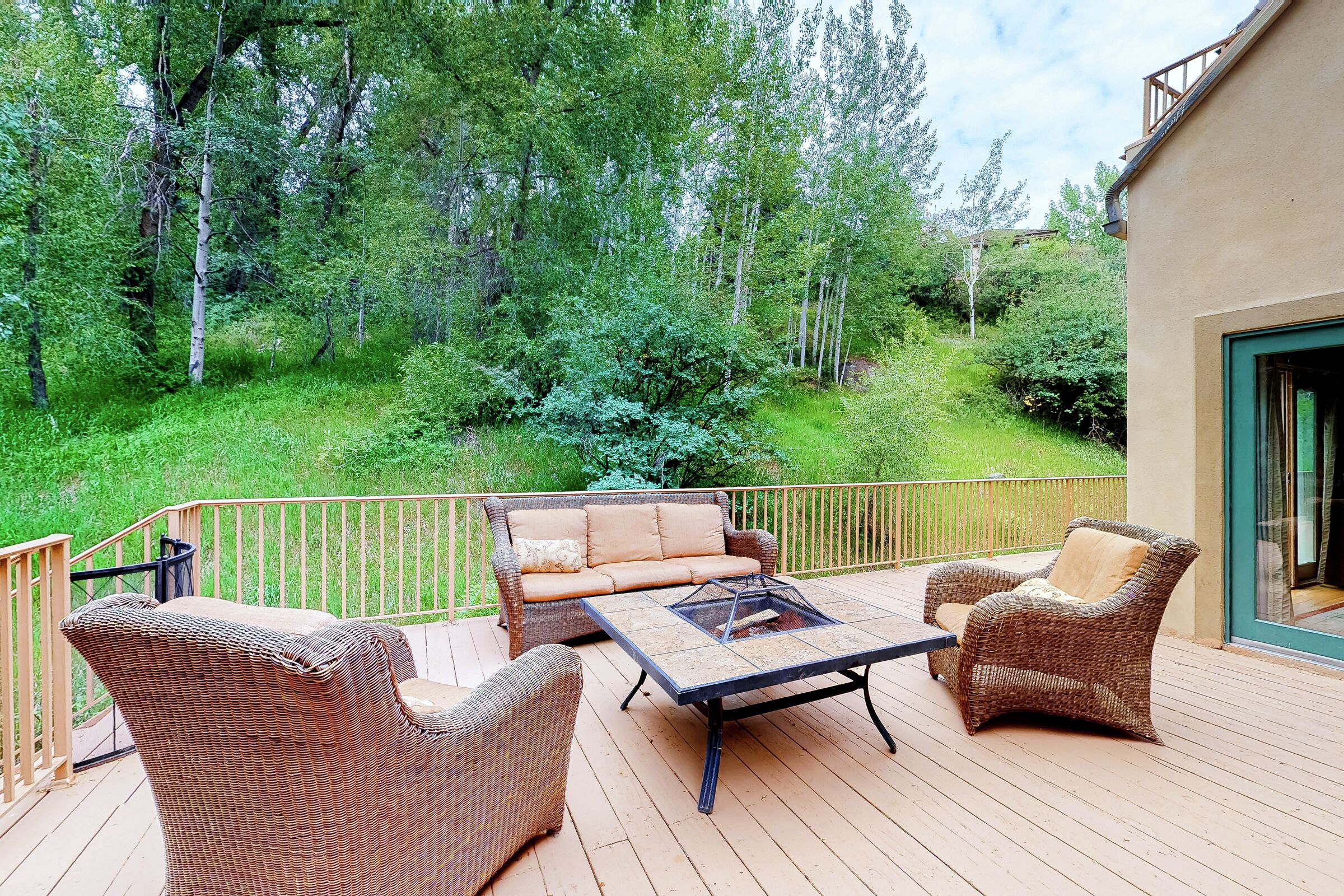 6 Bdrm 7.5 Bath HT - Deck with Fire Pit