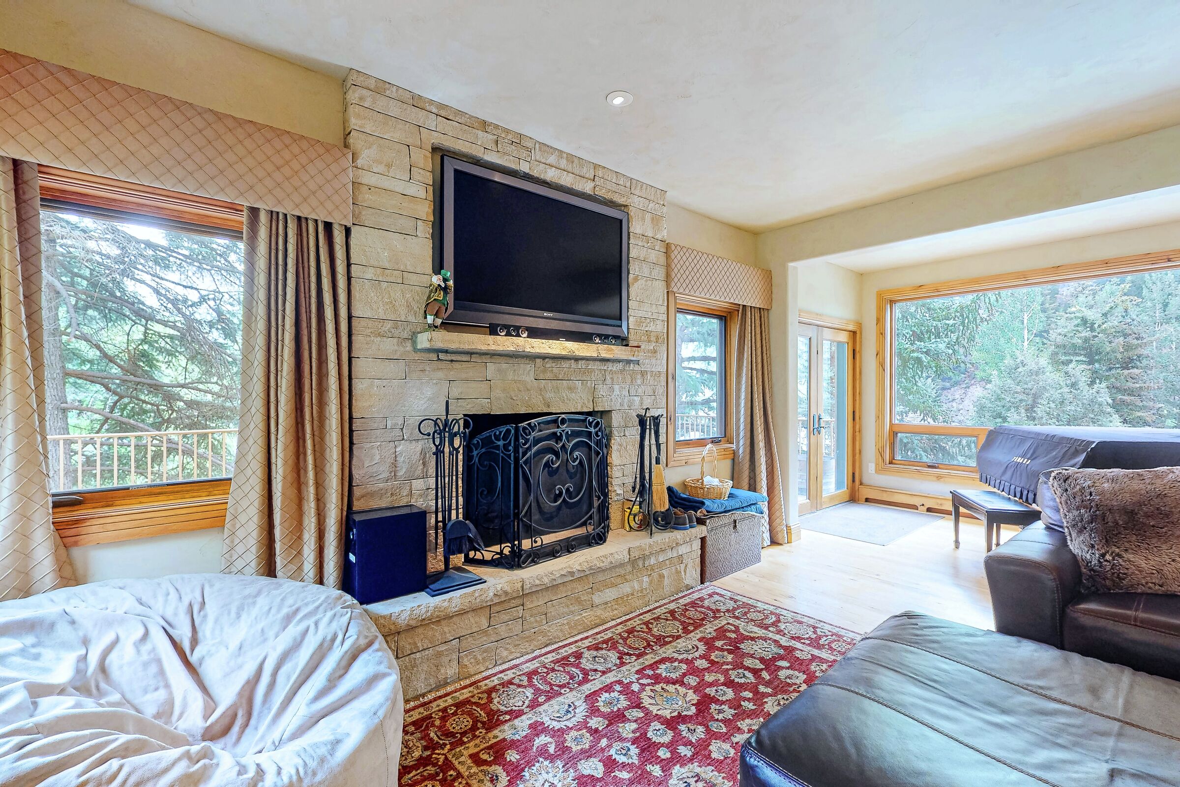 6 Bdrm 7.5 Bath HT - Second Living Room