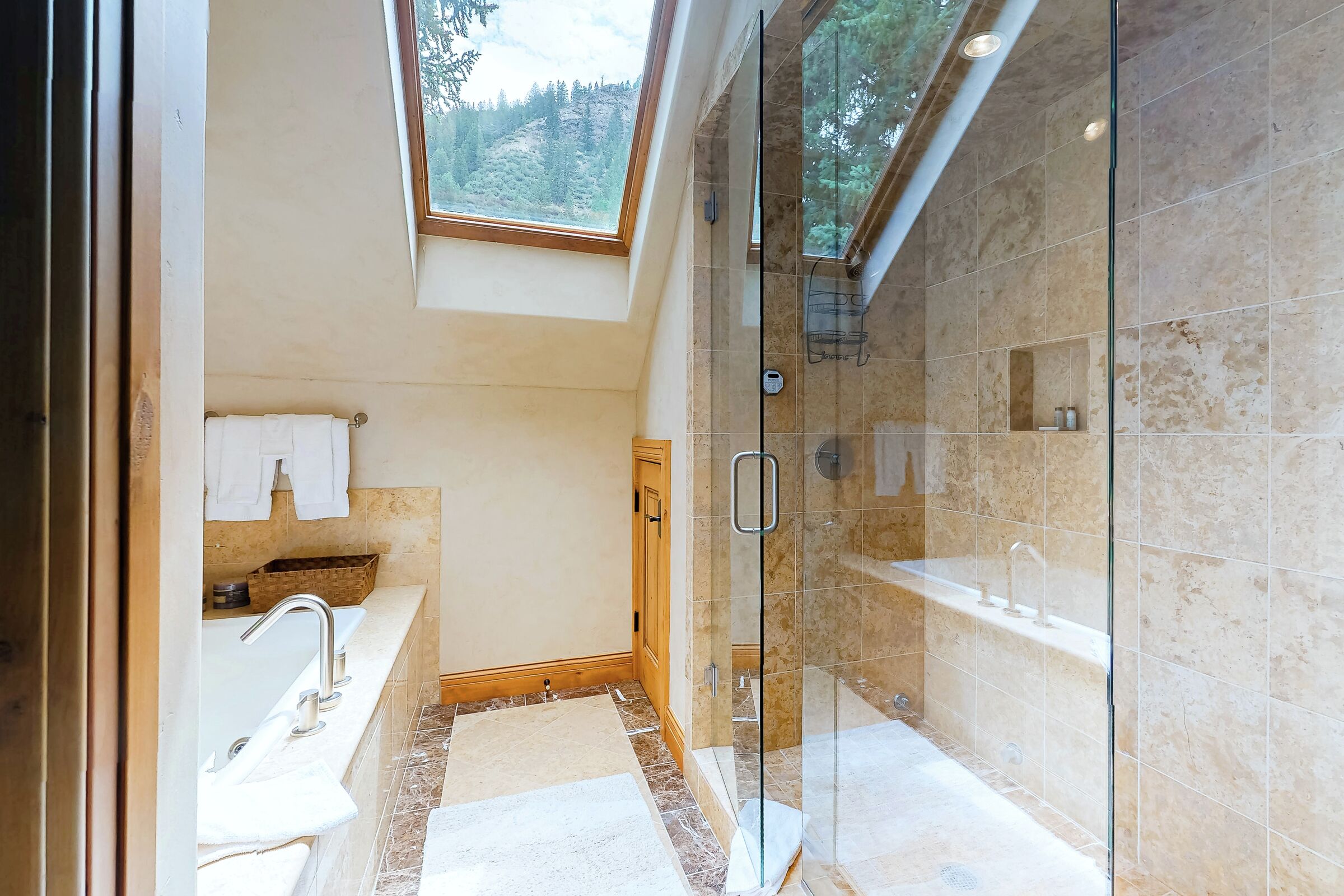 6 Bdrm 7.5 Bath HT - Ensuite Bathroom
