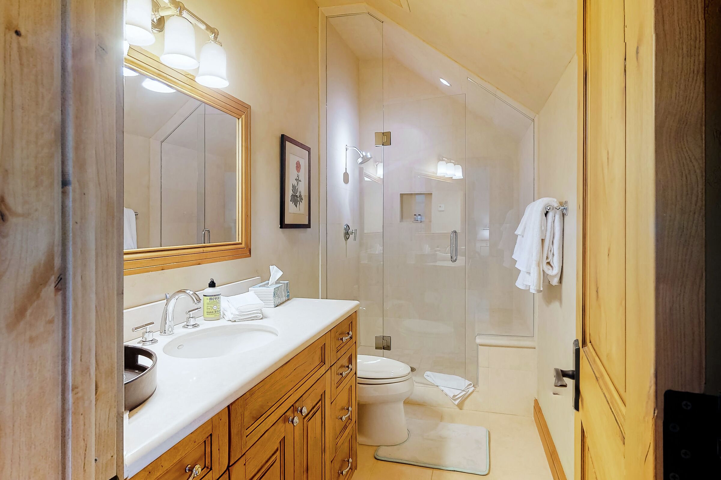6 Bdrm 7.5 Bath HT - Ensuite Bathroom