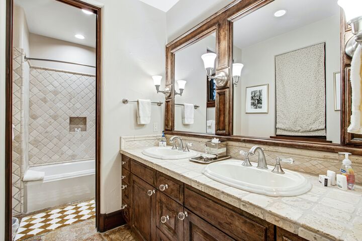 5 Bdrm 6.5 Bath HT - Ensuite Bathroom