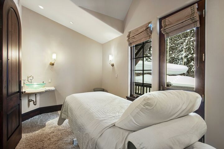 5 Bdrm 6.5 Bath HT - Spa Massage Room