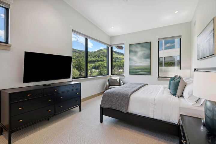 #07 - Den Bedroom