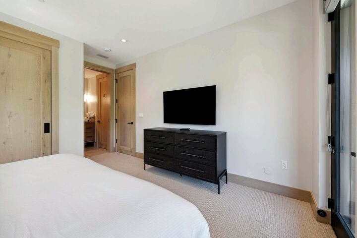 #07 - Master Bedroom