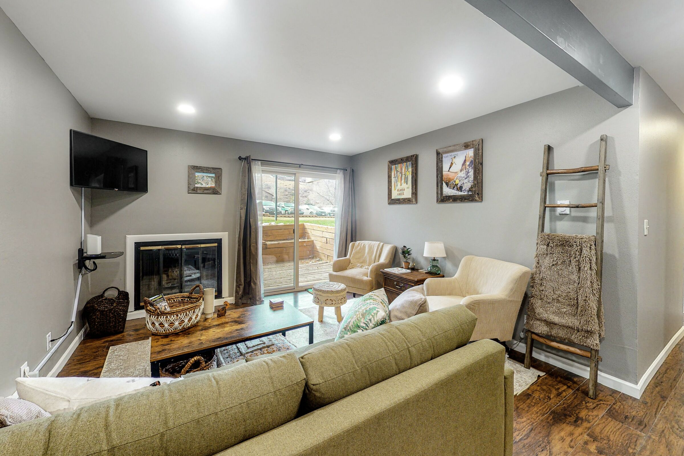 #F101 - Eagle River Escape - Living Room