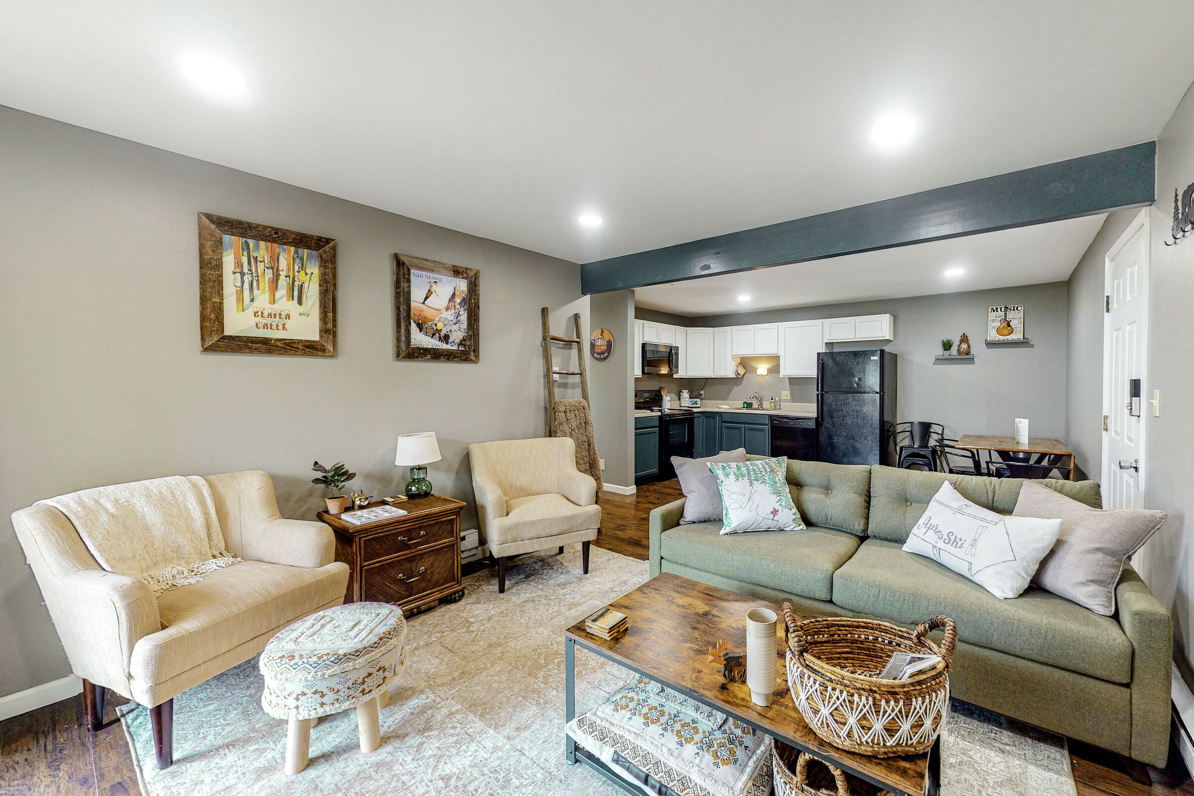 #F101 - Eagle River Escape - Living Room