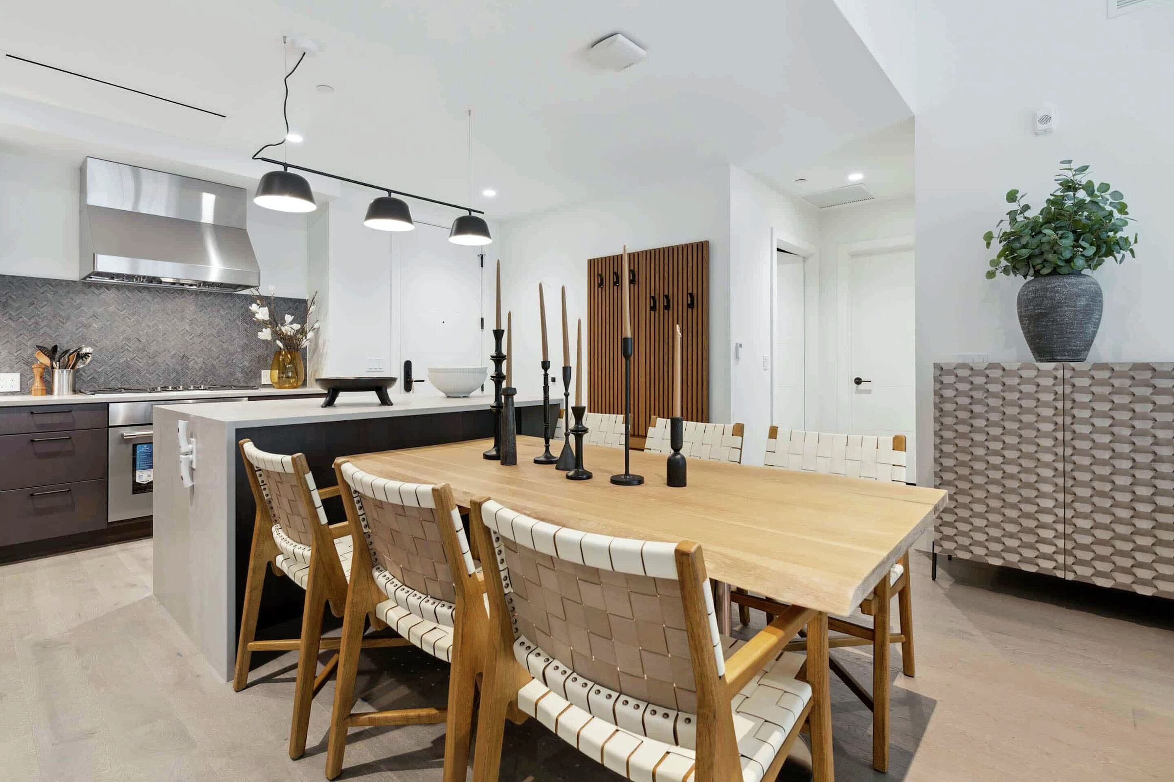 Dining Area & Kitchen