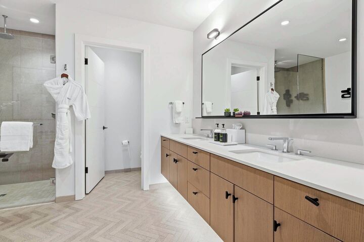 #209 - Master Ensuite Bathroom