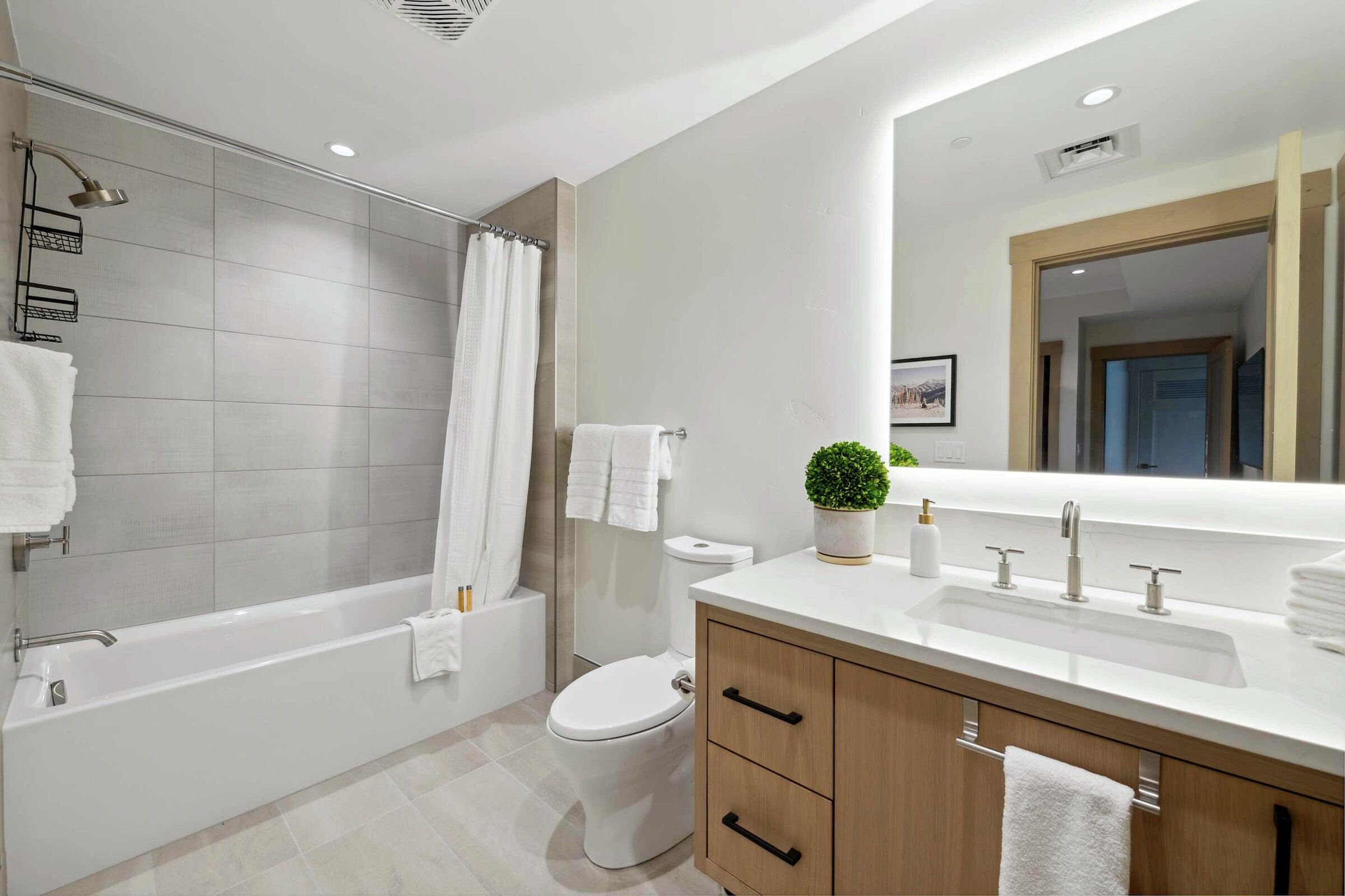 #305 - Ensuite Bathroom