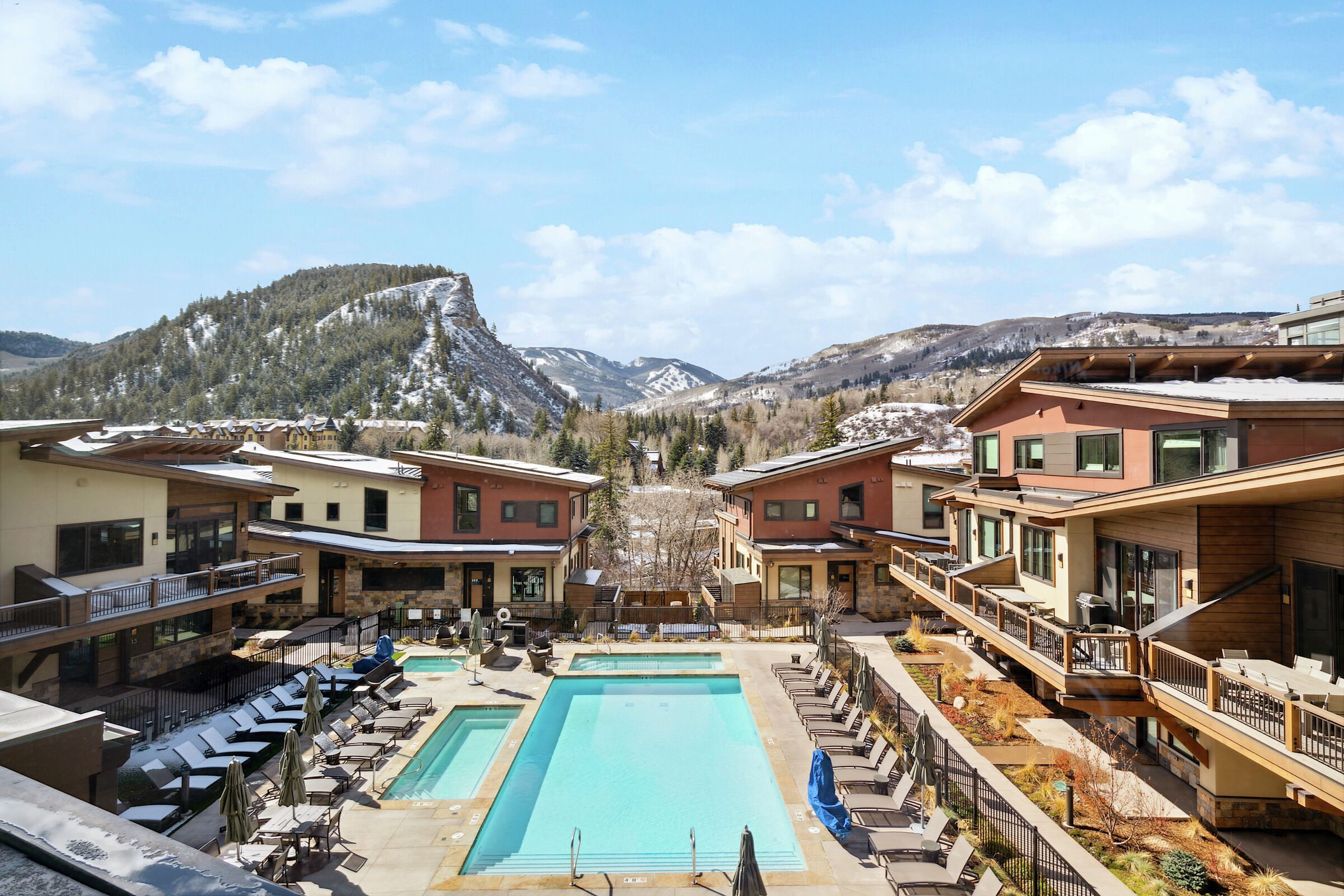 Outdoor Pool & Hot Tub