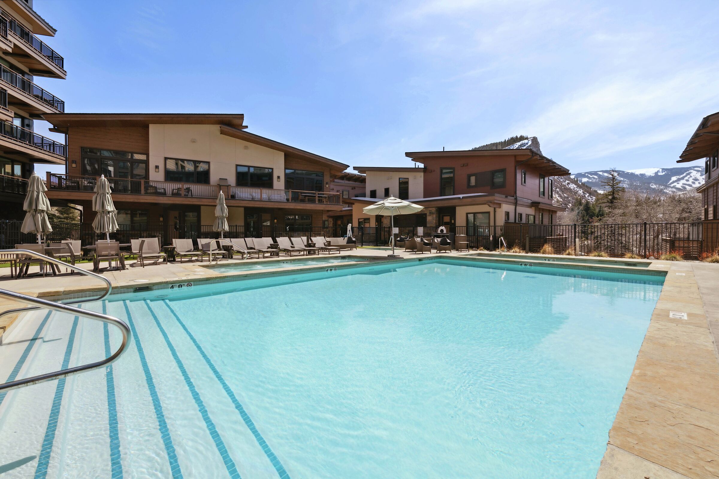 Outdoor Pool & Hot Tub