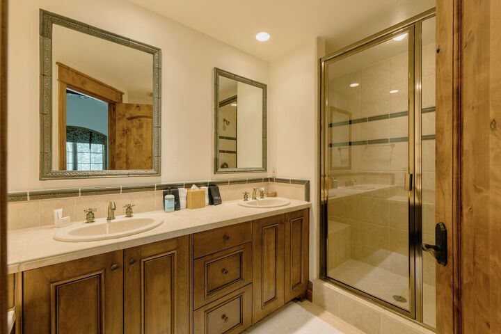 4 Bdrm 5.5 Bath HT - Ensuite Bathroom