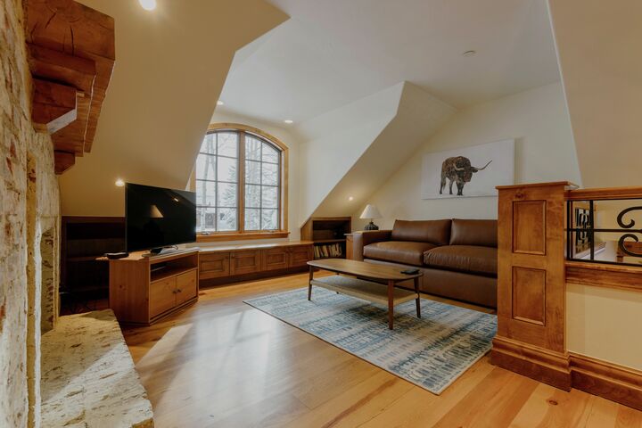 4 Bdrm 5.5 Bath HT - Loft