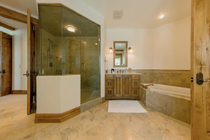 4 Bdrm 5.5 Bath HT - Master Ensuite Bathroom