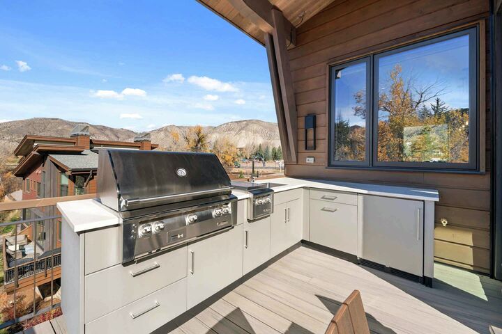 #02 - Balcony with BBQ