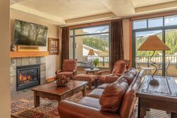 4 Bdrm Premium Penthouse - Living Room